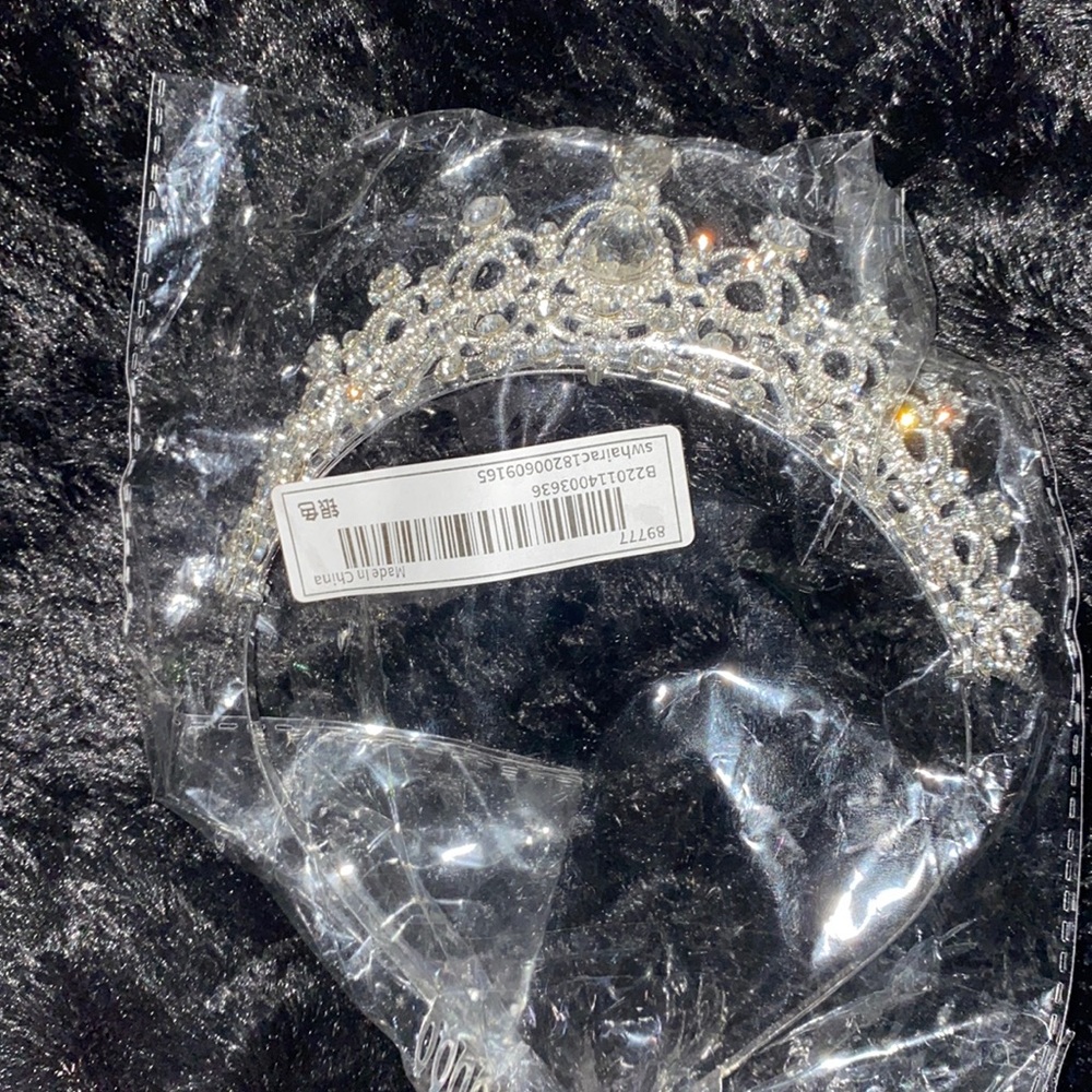 This is a tiara that was gifted to me from a friend that’s brand new